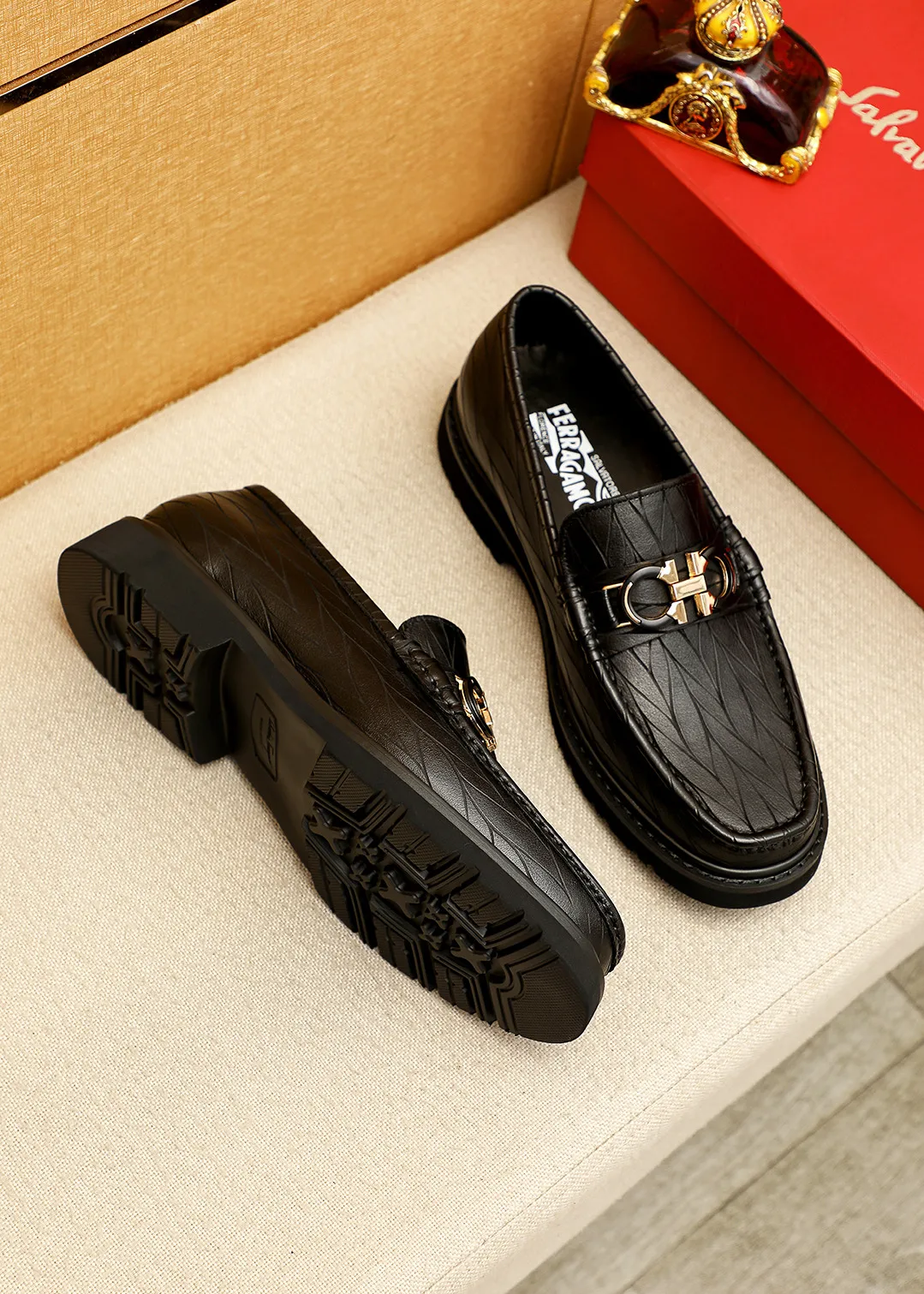 Men's shoes 💰520 💐 Product trademark: Ferragamo "Ferragamo" casual leather shoes Regular size: 38-44 (45.46🉑️customized) Product materials: Selected imported first-layer calfskin embossed upper + original hardware buckle, imported water-dyed cow leather lining. Strong three-dimensional visual effect, original outsole color: 1⃣️color optional